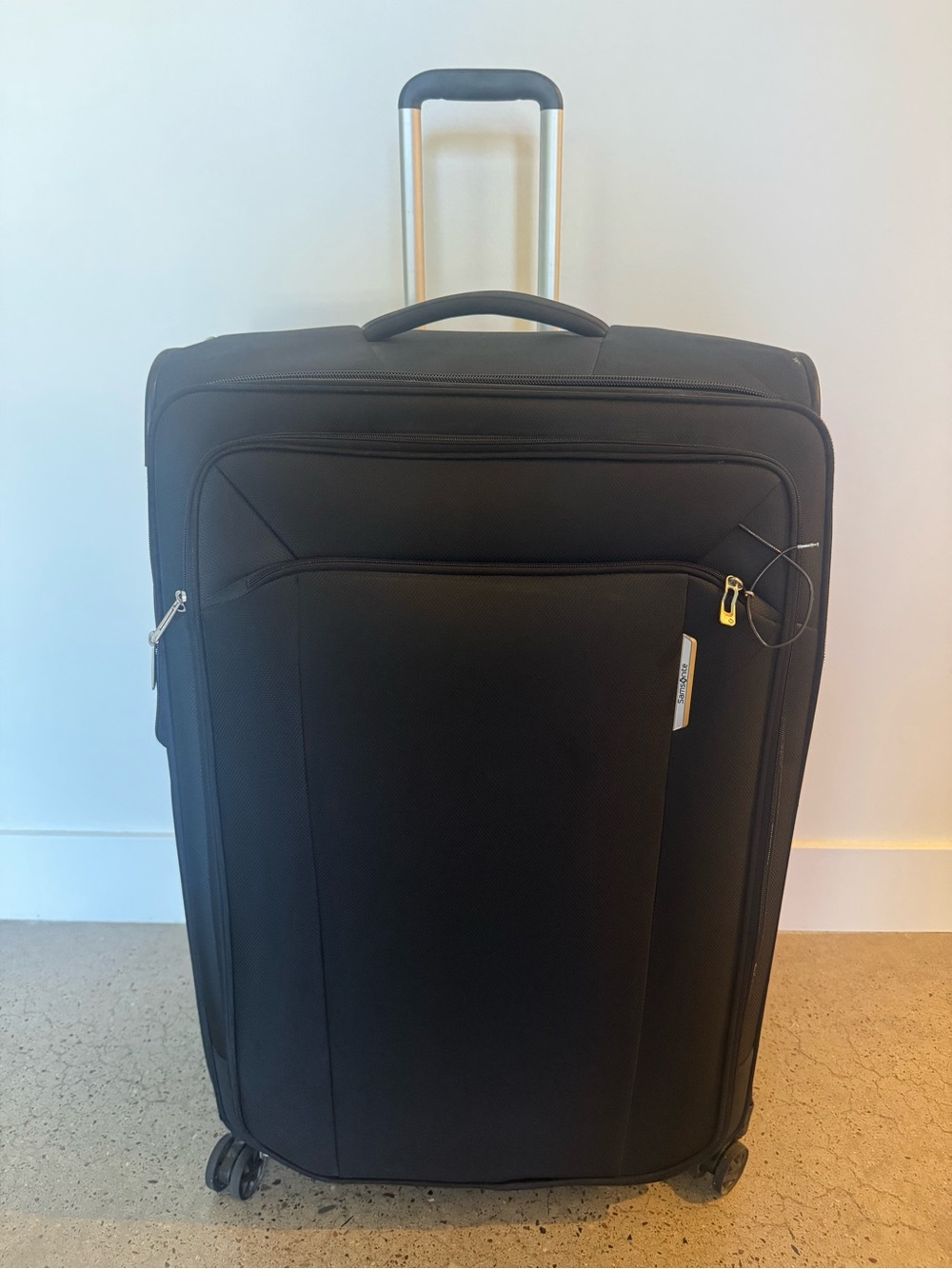 Samsonite Black Upright Spinner Suitcase with Telescoping Handle